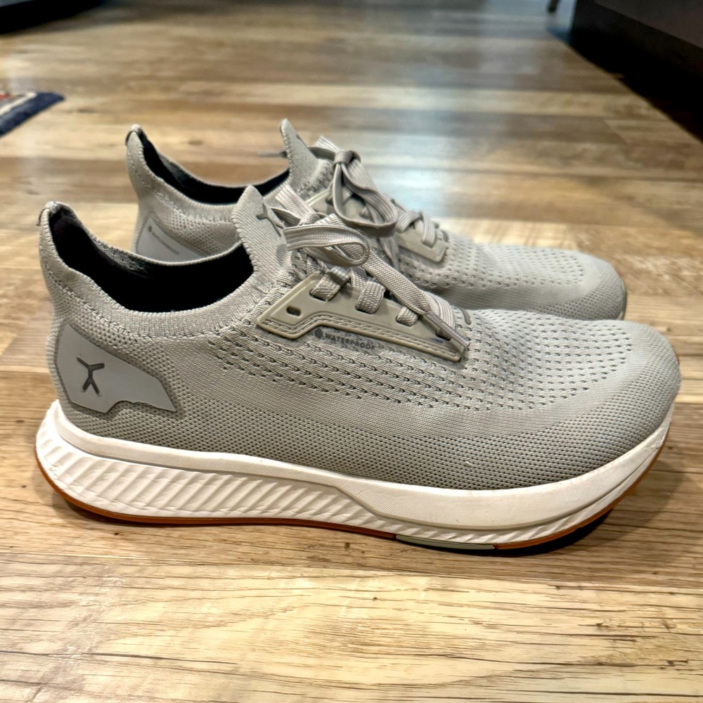 Flux Adapt Waterproof Runner Shoe Sz M7.5/W9